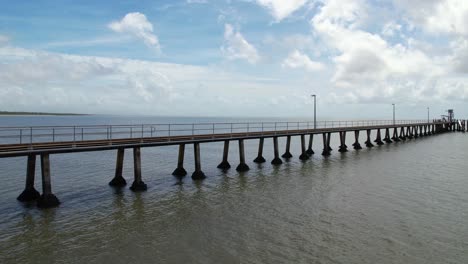 Vista-Aérea-Del-Embarcadero-Vacío-Y-El-Horizonte-Oceánico,-Disparo-De-Drones