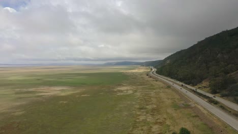 Vorwärtsfliegen-Entlang-Einer-Stark-Befahrenen-Autobahn-Rechts-Vom-Bildschirm-Im-Land-NSW,-Australien