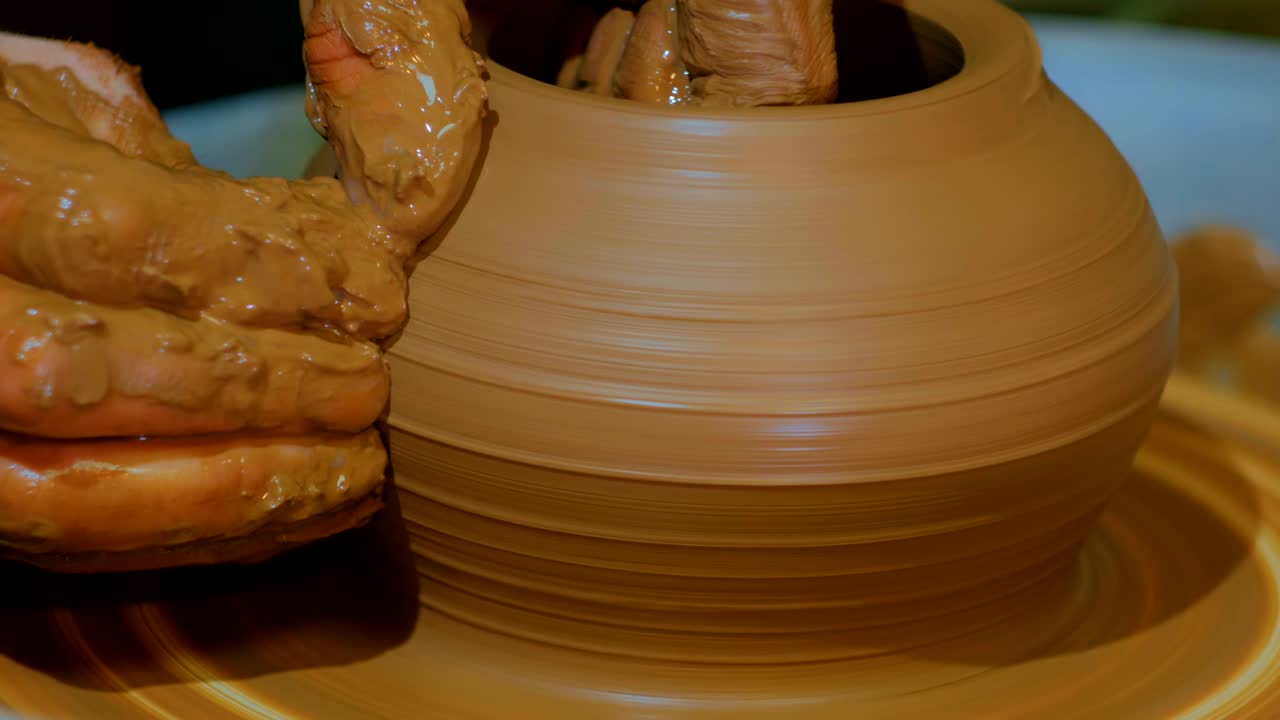 alfarero profesional que trabaja en el taller