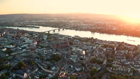 Goldener-Sonniger-Morgen-Luftaufnahme-Mit-Einer-Drohne-Von-Mainz-In-Deutschland-Mit-Schiffen-Auf-Dem-Rhein,-Die-Alle-Hauptgebäude-Zeigen