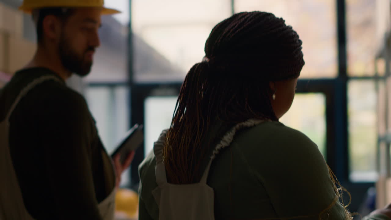 trabajadores del almacén comprobando el inventario