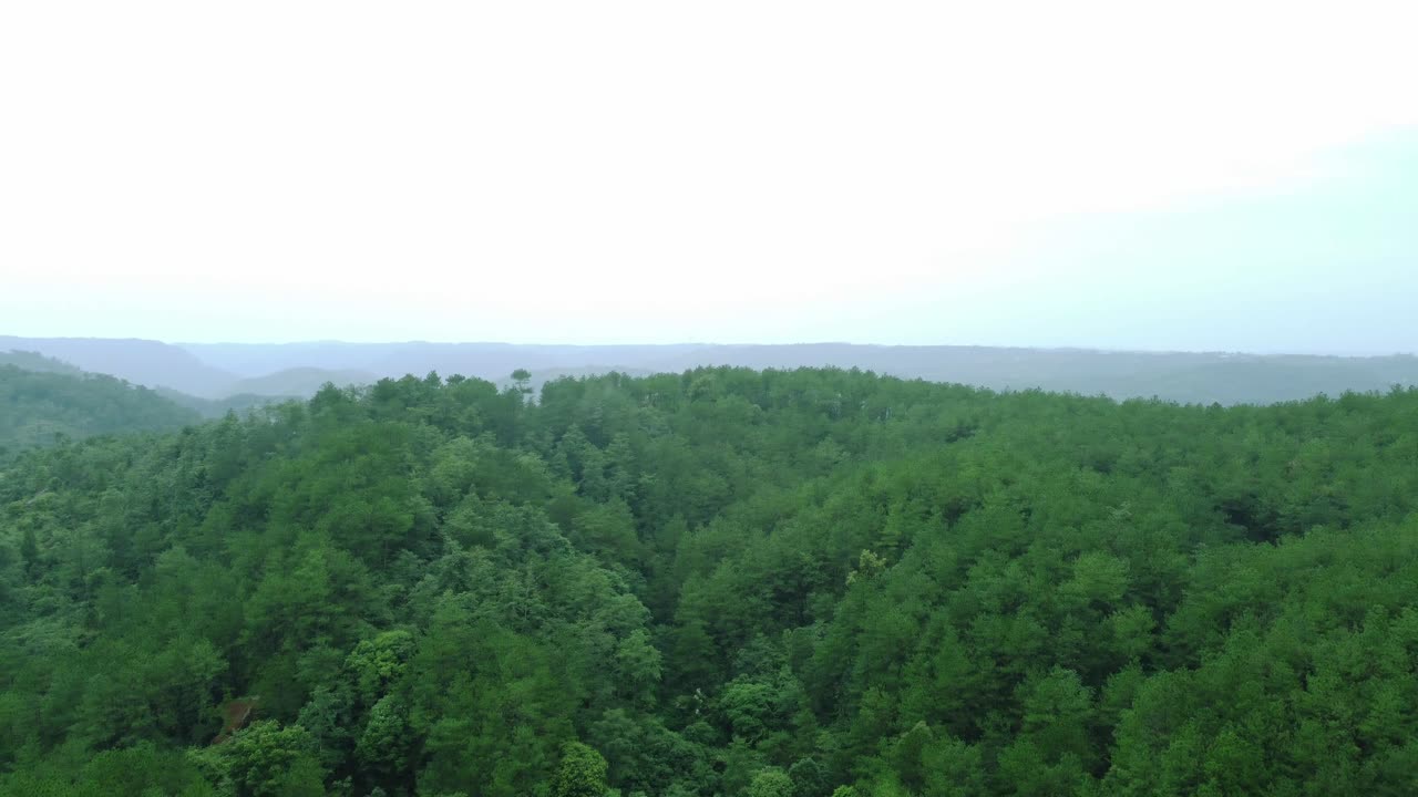 Drone video of Meghalaya's natural beauty.