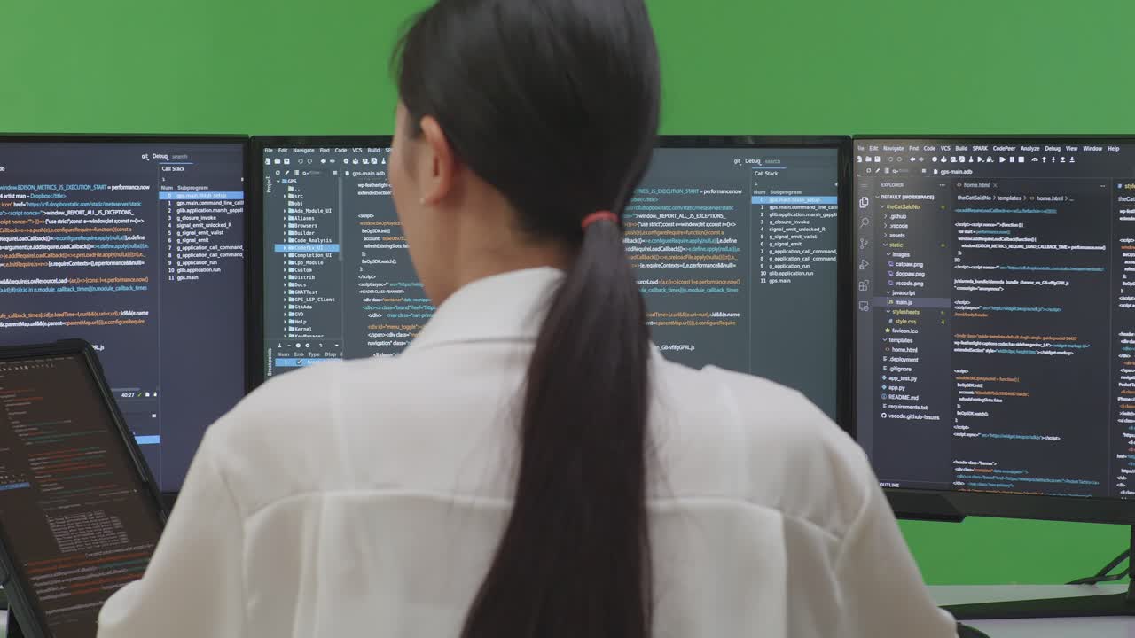 여러 컴퓨터 화면에서 코딩하는 여성