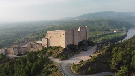 el castillo de miravet en una mañana de niebla