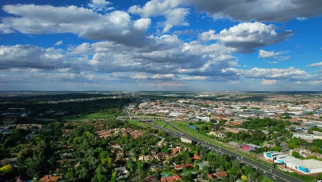 Leichter-Verkehr-Auf-Der-Autobahn-M1-In-Johannesburg-Südafrika-An-Sonnigen-Sommertagen,-Antenne