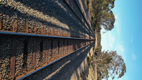 fotografía vertical en cámara lenta de los rieles del tren en pov, australia occidental