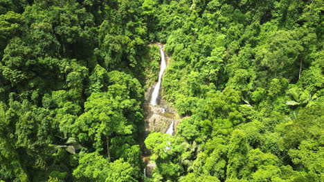 Majestätischer-Wasserfall-Versteckt-Im-Dschungelwald-Von-Krabi,-Thailand,-Luftaufnahme