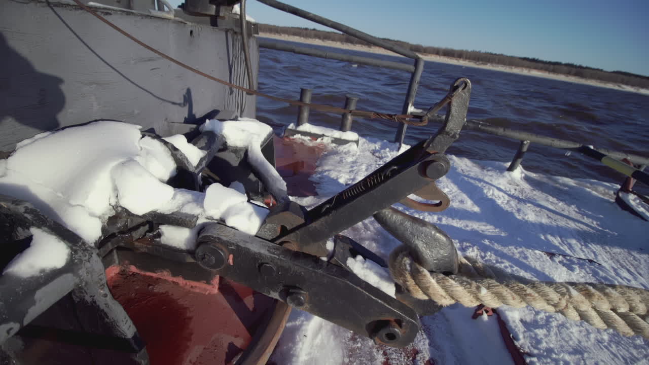 겨울 강 견인 작업