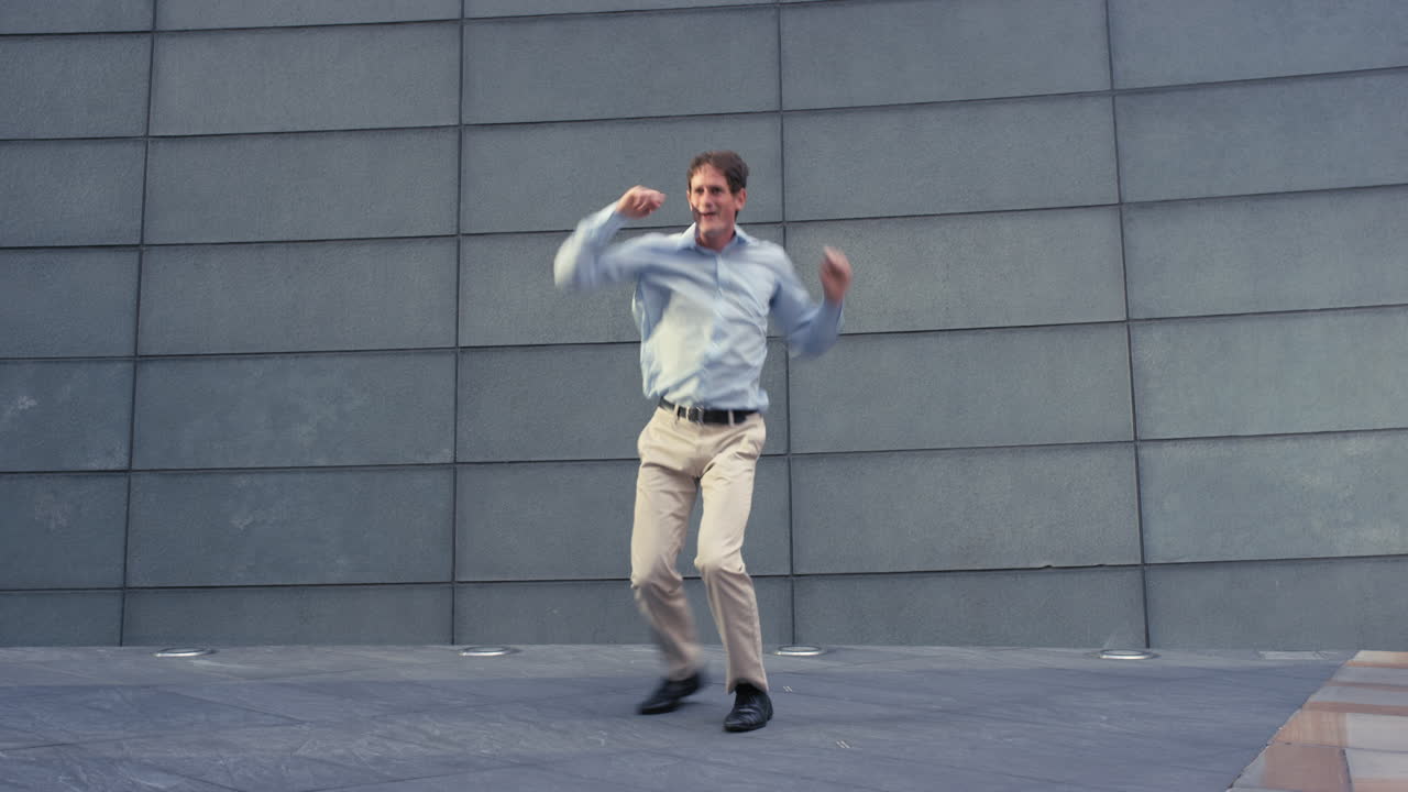 Uomo d'affari caucasico, ballerino di strada dallo stile funky contemporaneo, che balla freestyle in città.