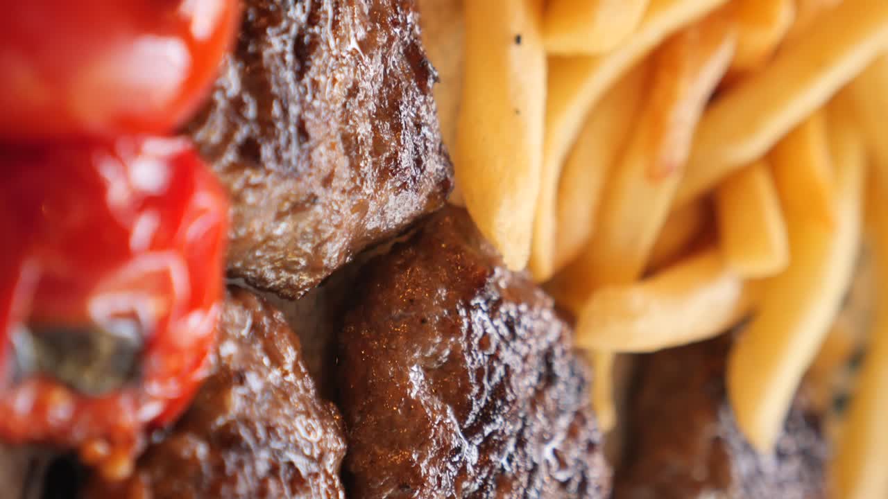 deliciosa carne a la parrilla con papas fritas