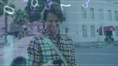 animación del procesamiento de datos estadísticos sobre un hombre caucásico feliz que usa un teléfono inteligente en la calle