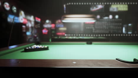 mesa de billar en un bar débilmente iluminado