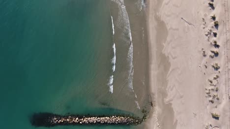 Drohnenaufnahme-über-Dem-Mittelmeerstrand-In-Der-Camargue.-Vertikale-Draufsicht,-Große-Höhe