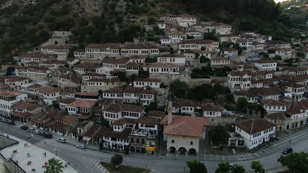 Vista aerea 4K da drone di Berat, Albania, la città delle mille finestre, città storica ottomana