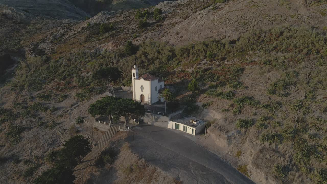 un dron se acerca al campanario de la histórica capilla de graça