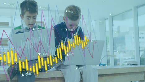 Animación-Del-Procesamiento-De-Datos-Financieros-Sobre-Escolares-Caucásicos-Con-Computadora-Portátil