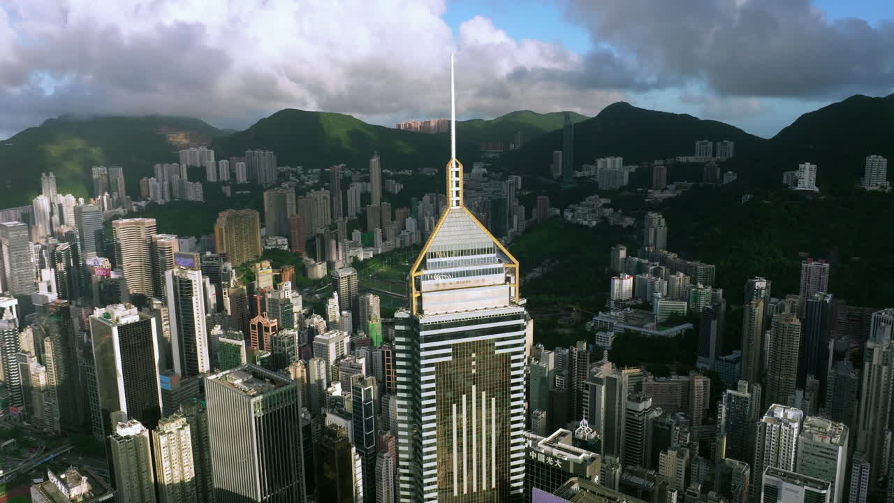 구름이 흩뿌려진 맑은 날 배경에 있는 중앙 광장 마천루와 해피 밸리 경마장