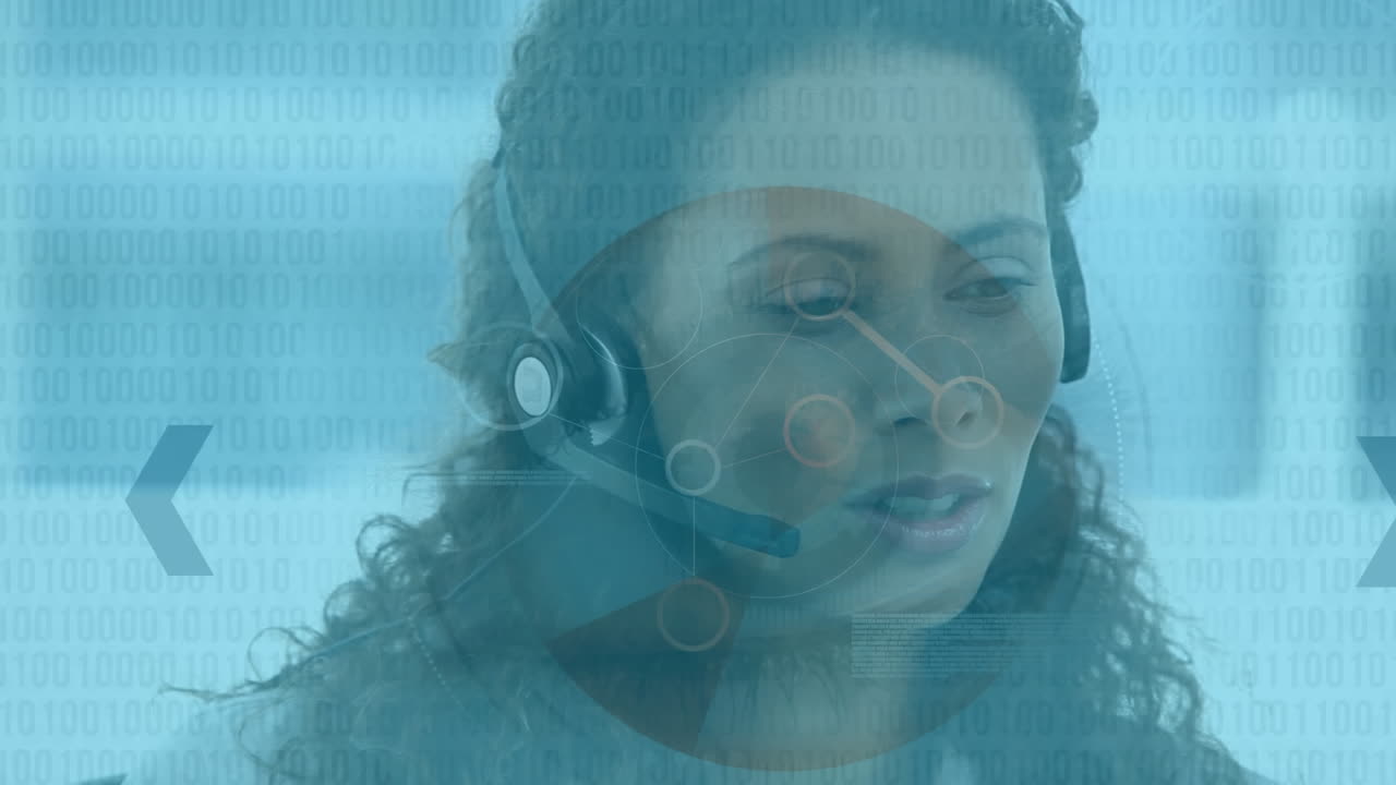 Elaborazione dati di sicurezza informatica su un'addetta all'assistenza clienti che parla al telefono con auricolare.