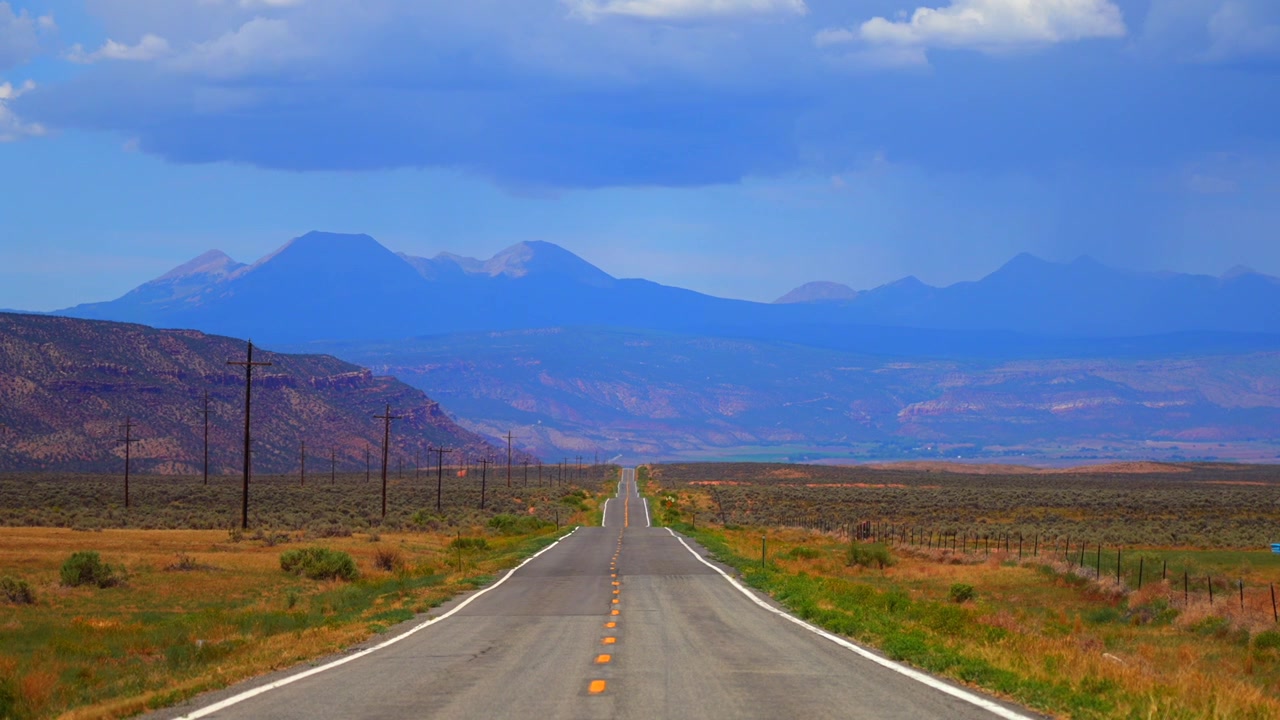Fronteira Colorado Utah, movimento lento e estático, rodovia 90, estrada Moab, Spanish Valley, Montanha La Sal, Montanhas Rochosas, estrada Telluride, Condado de Montrose, sol seco de verão, Redvale, Norwood, chuva, tempestade, nuvens.