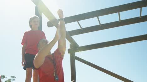 Entrenador-Entrenando-A-Niños-En-El-Campo-De-Entrenamiento.