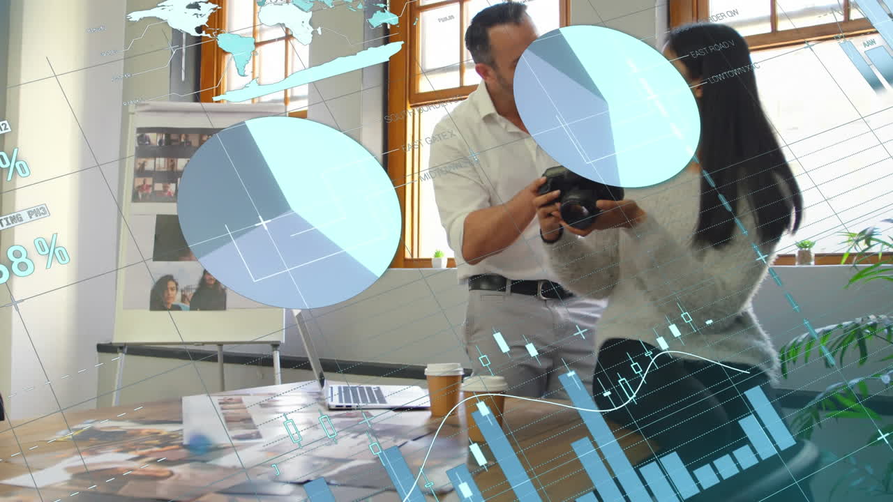 animación del procesamiento de datos sobre diversos fotógrafos masculinos y femeninos que sostienen una tableta digital.