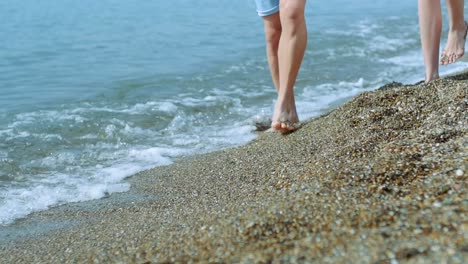 Couple-walking-on-the-beach-in-slow-motion