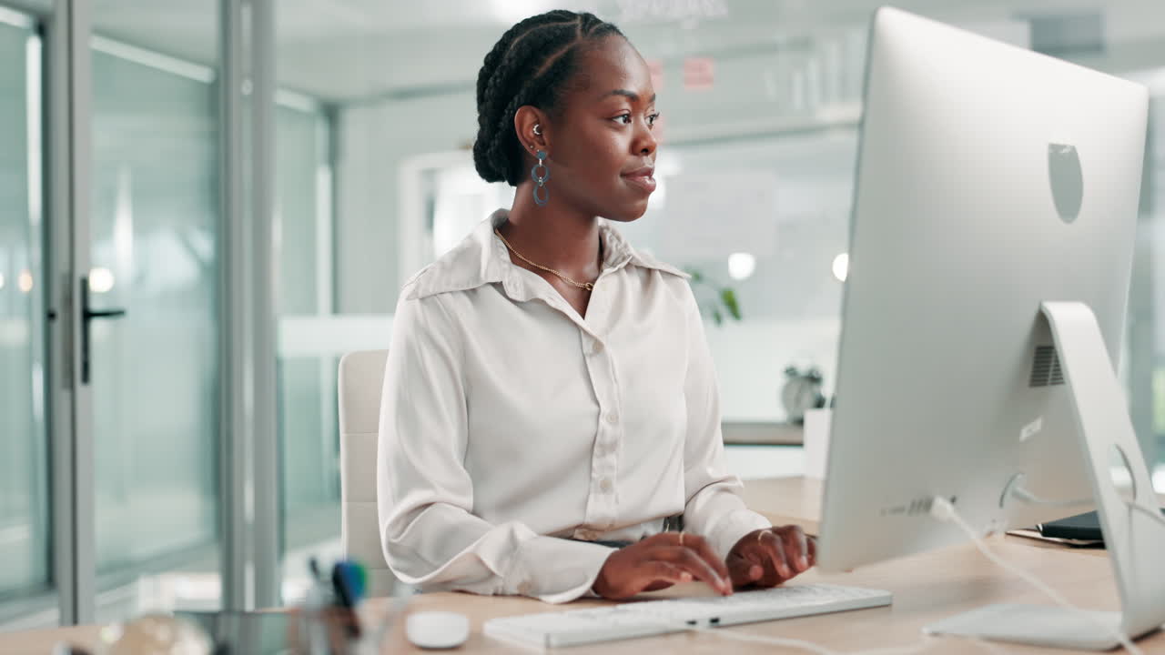 mujer de negocios en el lugar de trabajo