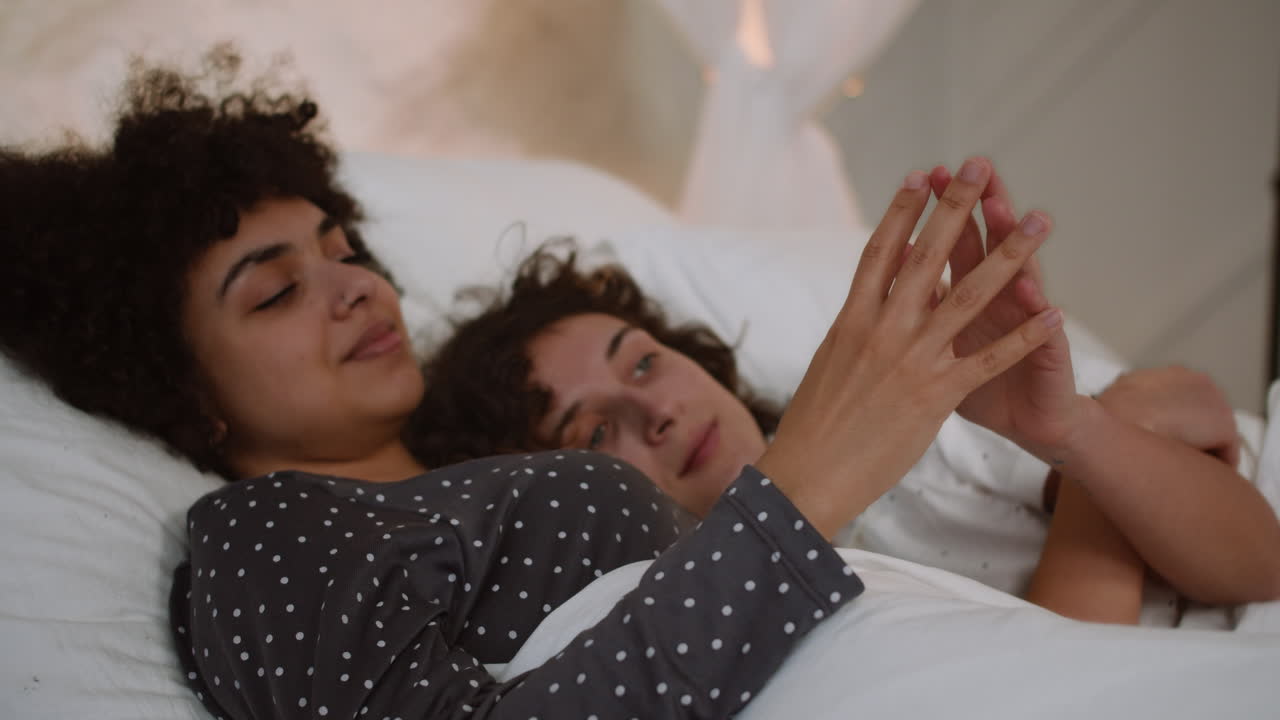 침대에 누워 있는 행복한 커플