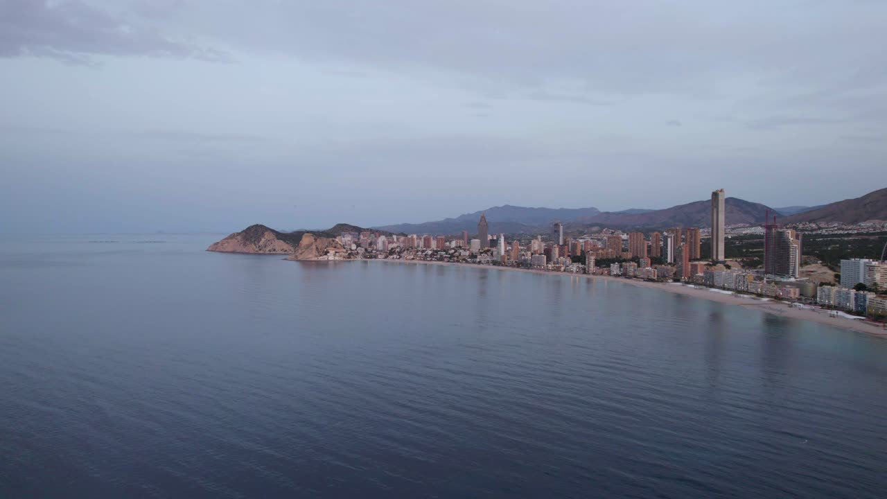 Benidorm, Spagna, costa mediterranea durante un tramonto serale e calmo - Vista aerea.