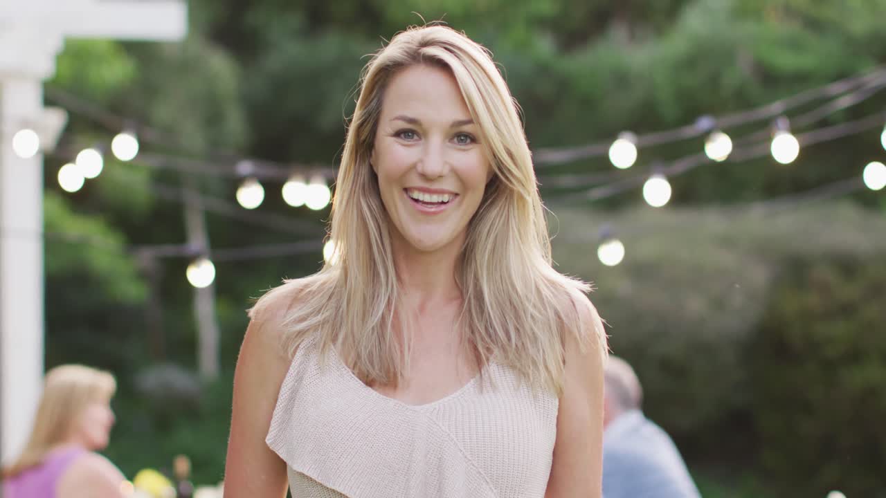 mujer joven sonriendo al aire libre