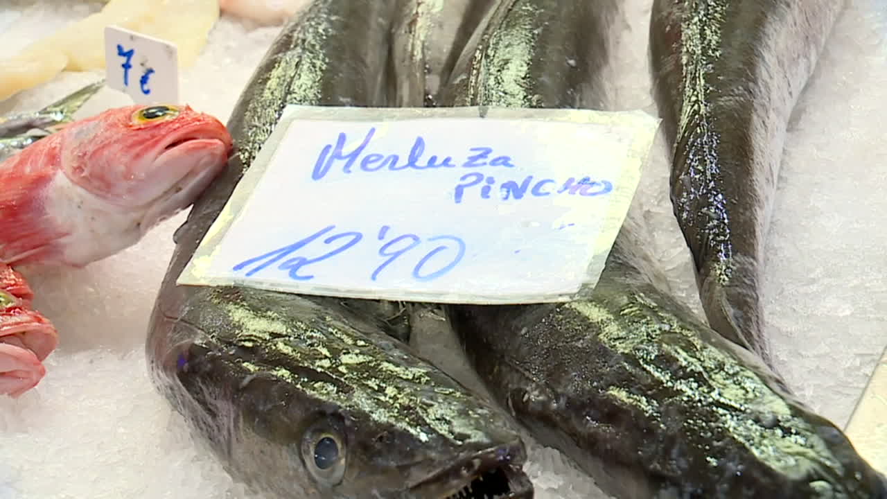 exhibición de pescado fresco en un mercado