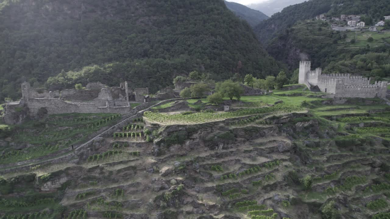 video con drone de plano lateral al nuevo castillo o vistonceo