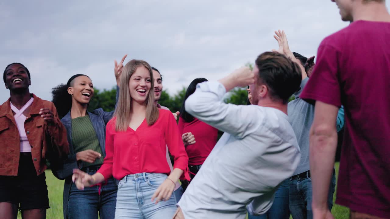 여름 휴가 기간 에 야외 에서 함께 춤을 추는 여러 민족 의 친구 들