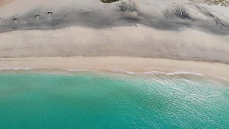 Luftaufnahme-Aus-Der-Vogelperspektive-über-Das-Wunderschöne-Blau-türkisfarbene-Meerwasser-Neben-Einem-Idyllischen-Strand