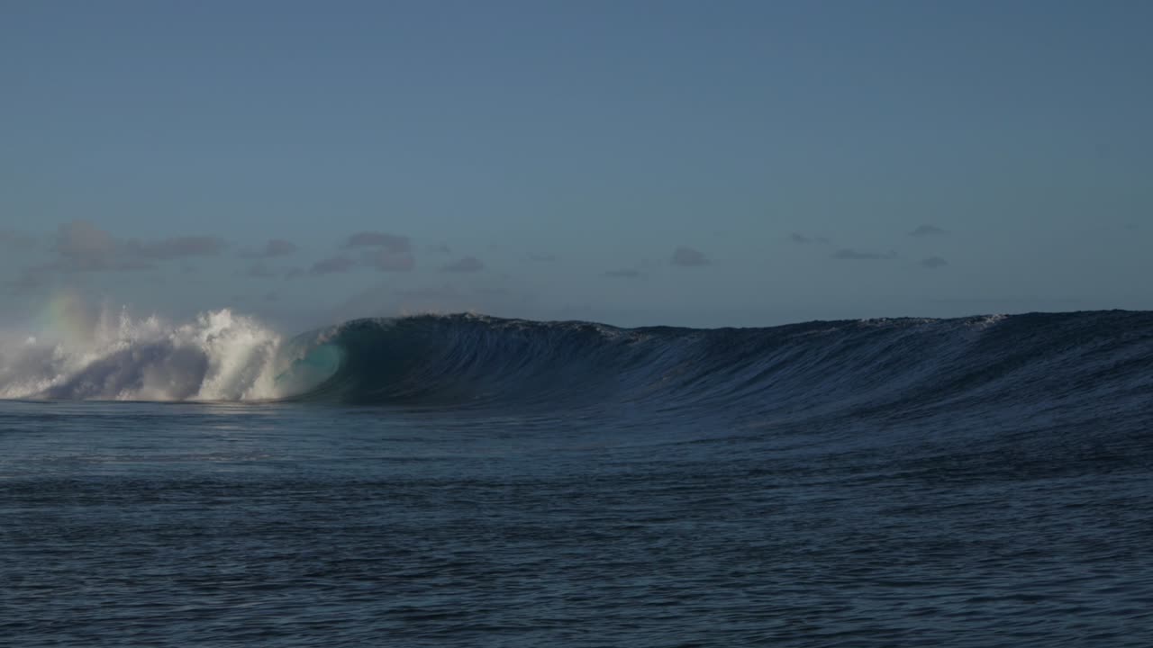 teahupo'o ola masiva famoso barril de surf estrellándose tahiti polinesia francesa cámara lenta bola de espuma arrecife de coral paris juegos olímpicos de verano de 2024 viento en la costa arco iris soñador pasa havae océano pacífico pan