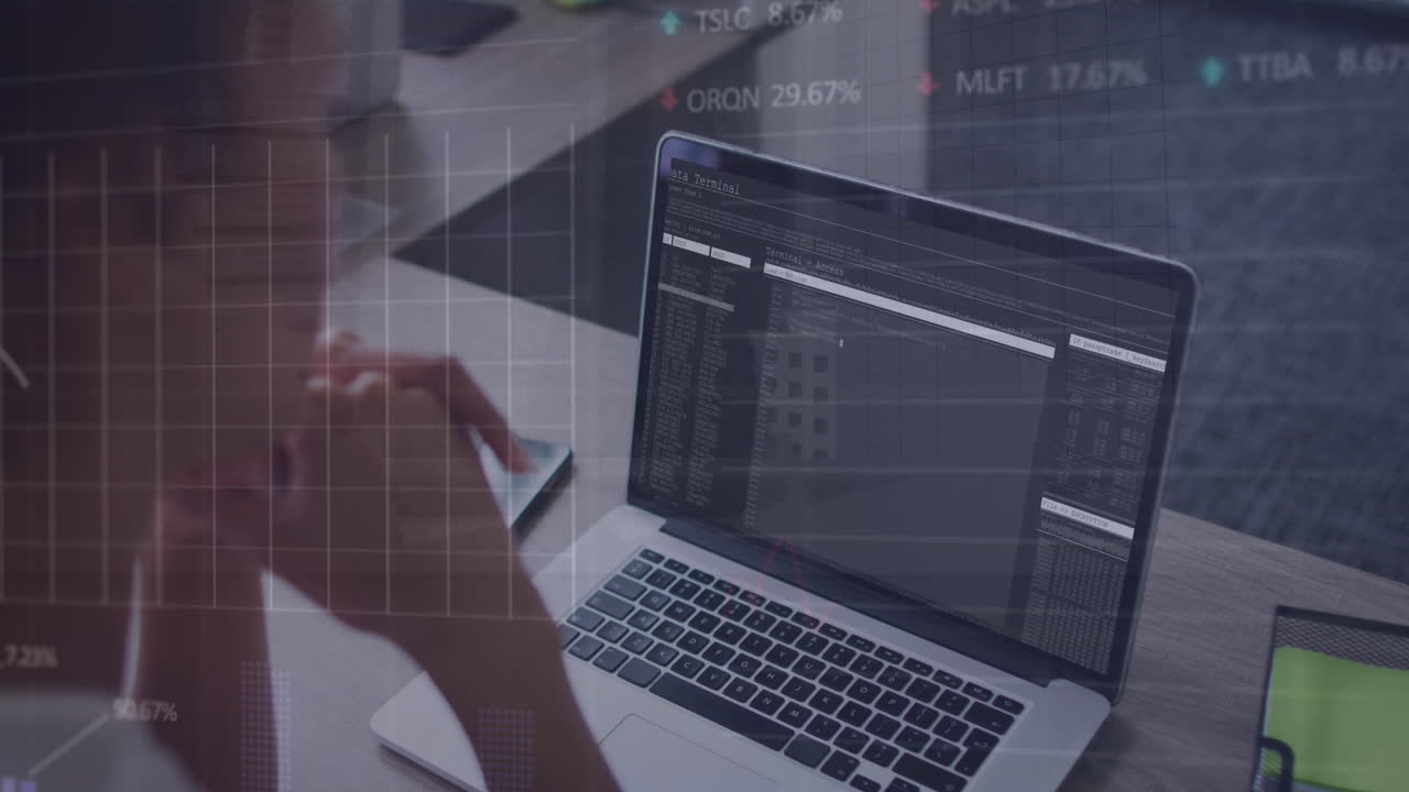 animación de gráfico y tablero de negociación sobre mujer biracial analizando datos en la computadora portátil en la oficina.