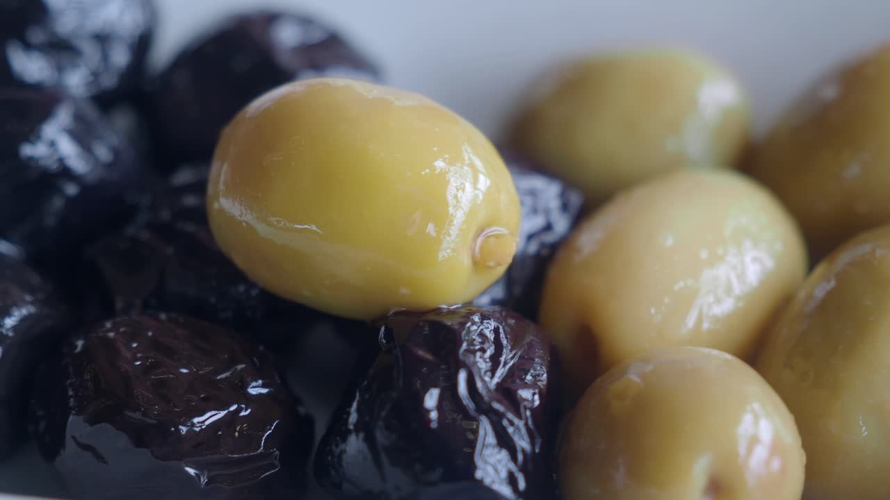 검은 올리브와 초록 올리브