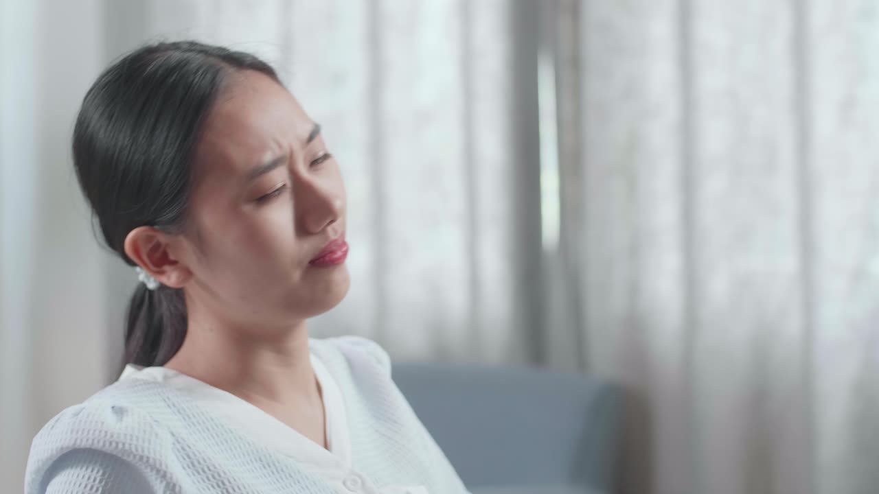 집에서 데스크에서 일한 후 스트레칭하는 하우스 모델과 함께 아시아 여성 엔지니어의 클로즈업