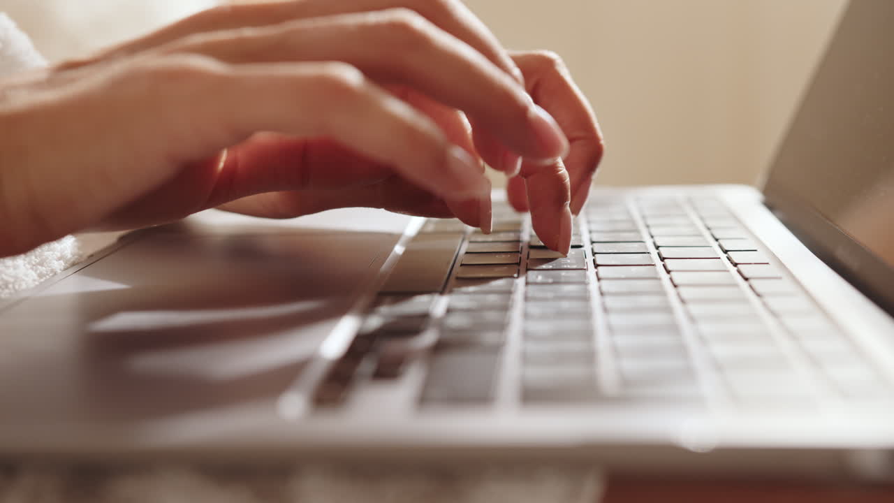 person som skriver på en bärbar dator