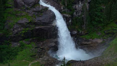 la parte inferior de una cascada de krimml, austria