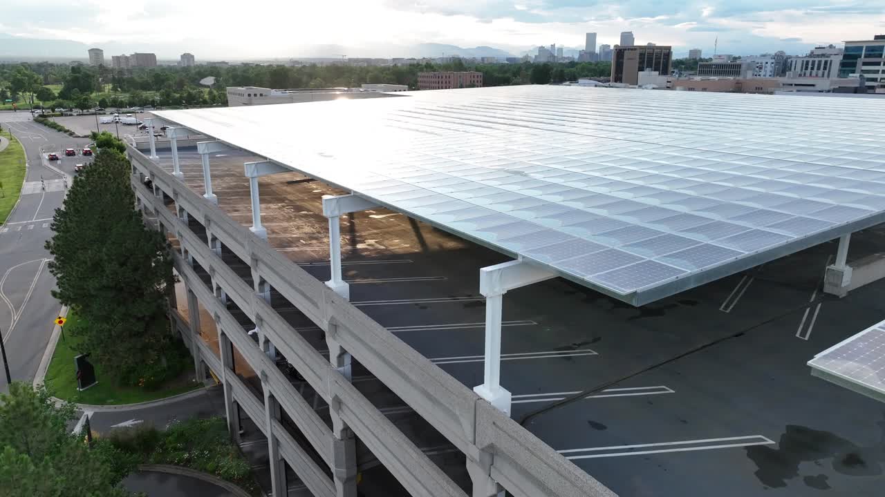 garaje de aparcamiento con techo de panel solar