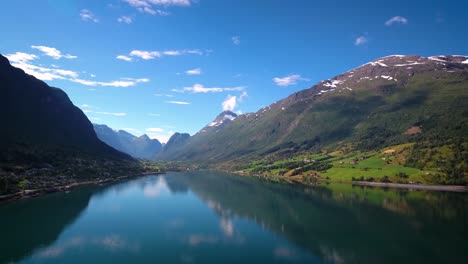 Imágenes-Aéreas-Hermosa-Naturaleza-Noruega.