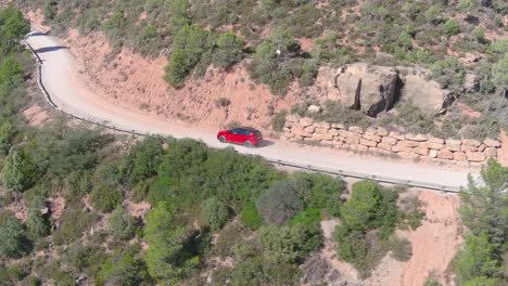 Coche-Rojo-Conduciendo-Por-Un-Camino-De-Tierra-En-Las-Montañas-Grevalosa