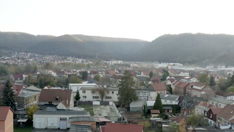 Drohnenluftaufnahme-Von-Thale,-Rosstrappen,-Hexenstieg,-Hexentanzplatz-Und-Dem-Bodetal-Im-Norden-Des-Nationalparks-Harz-Im-Spätherbst-Bei-Sonnenuntergang,-Deutschland,-Europa