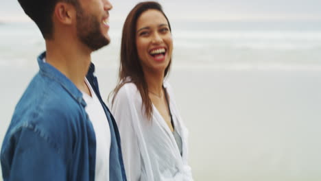 Una-Afectuosa-Pareja-Joven-Caminando-De-La-Mano