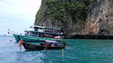 dos barcos con gente
