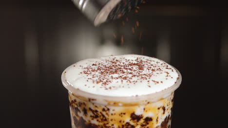 espolvorear azúcar moreno sobre crema blanca para creme brulee té con leche