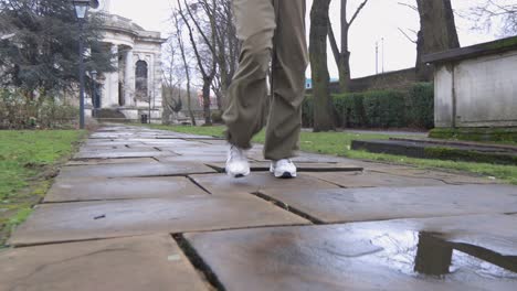 Primer-Plano-De-Los-Pies-De-Baile-En-La-Calle-Pública-Después-De-La-Lluvia,-Celebrando-La-Exultación-De-La-Alegría-De-La-Vida,-Zapatillas-Blancas-Modernas-Actuaciones-Al-Aire-Libre