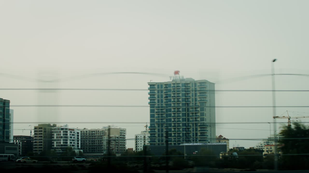 창문 을 통해 도시 풍경 을 볼 수 있다