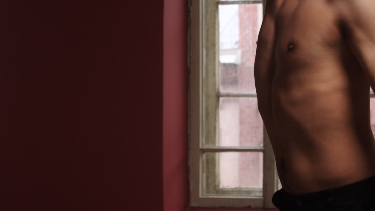 joven bailando en un aula